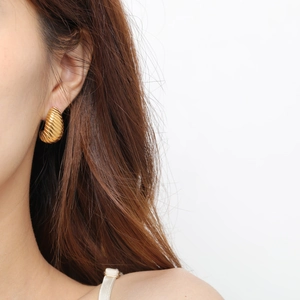 Orecchini a goccia placcati oro 18K minimalisti con trama a righe e design a forma di C
