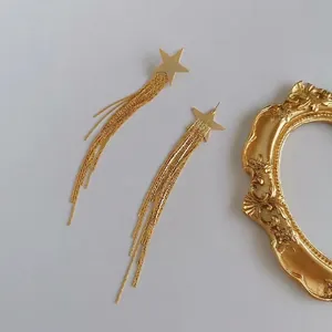 Boucles d'oreilles étoile dorées à l'or 18 carats avec de longs glands pour un style chic