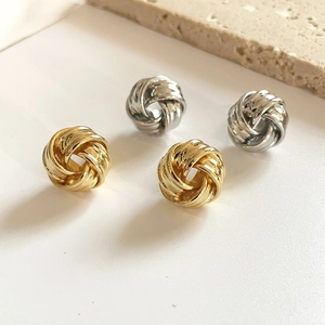 Knoten-Ohrstecker mit 18K Gold- und Silberbeschichtung und poliertem Finish
