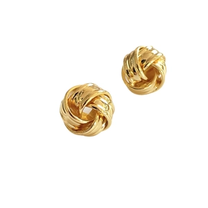 Ohrstecker mit 18K Vergoldung und gedrehtem Knotendesign im minimalistischen Metallstil