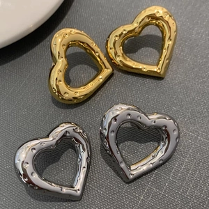 Ohrringe mit Herzform aus 18K Gold und Silber mit strukturierter Metalloberfläche