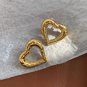 Minimalistische 18K vergoldete hohle Herzohrringe mit strukturierter Punktkante