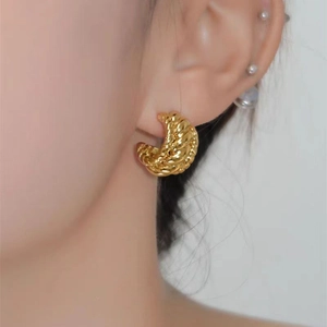 Boucles d'oreilles dorées en forme de C à texture tissée au design géométrique