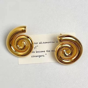 Boucles d'oreilles spirales minimalistes plaquées or 18K au design géométrique audacieux