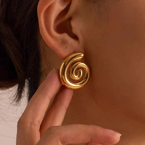 Boucles d'oreilles spirales en cuivre plaqué or 18K avec design géométrique audacieux