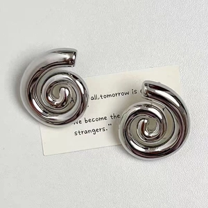 Boucles d'oreilles spirales en cuivre plaqué or 18 carats avec design élégant
