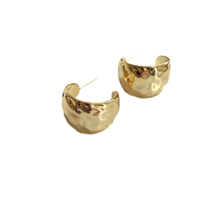 Hammered 18K gold plated C-shape wide stud earrings in minimalist metallic style