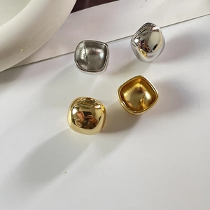 Boucles d'oreilles dorées et argentées polies avec design carré bombé et effet miroir