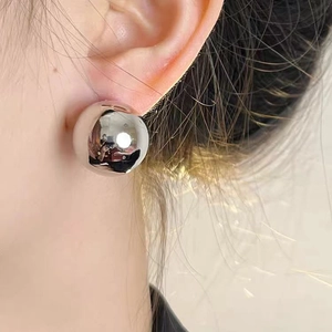 Boucles d'oreilles boules argentées polies avec finition métallique miroir épurée