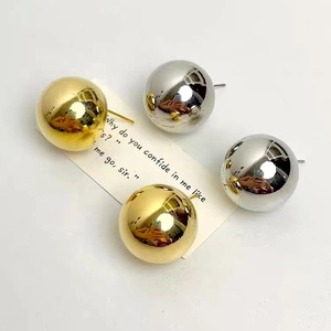 Boucles d'oreilles boules minimalistes en or et argent avec finition polie miroir