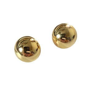Boucles d'oreilles boules dorées minimalistes avec une surface miroir polie brillante