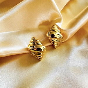 Chic 18K gold-plated conch shell stud earrings with spiral texture and polished finish