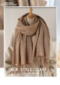 Dettaglio sciarpa pied-de-poule marrone in finto cashmere con frange su manichino