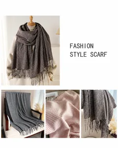 Dettaglio della sciarpa pied de poule con texture effetto cashmere e frange