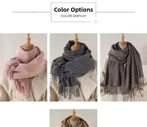 Dettaglio di sciarpe a pied-de-poule colorate con frange eleganti per l'inverno