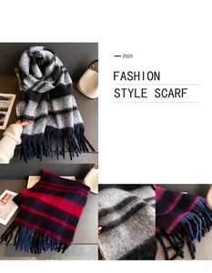 Κοντινό πλάνο γεωμετρικού κασκόλ με ρίγες, μαλακά κρόσσια και πλεκτή υφή
