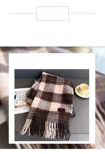 Dettaglio della sciarpa in cashmere a quadri rosa e marrone con frange e logo in tessuto