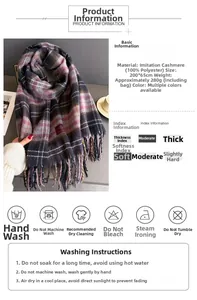 Dettaglio della sciarpa a quadri rosa e grigi con finitura tipo cashmere e frange morbide