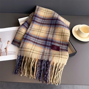 Dettaglio della sciarpa a quadri con morbida trama tipo cashmere e frange lunghe