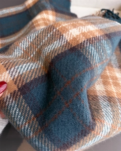 Dettaglio ravvicinato della sciarpa scozzese effetto cashmere con bordi a frange