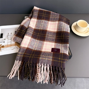 Dettaglio della trama di sciarpa a quadri tipo cashmere con frange ed etichetta vintage