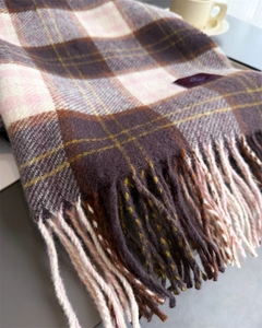 Dettaglio di sciarpa a quadri in simil-cashmere con lunghe frange ed etichetta viola