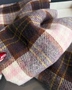 Dettaglio di una sciarpa in cashmere vintage con motivo a quadri e trama di lana