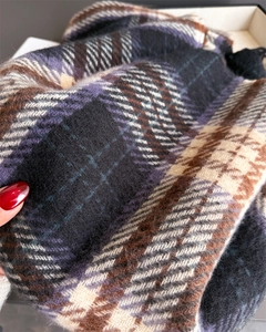 Dettaglio del tessuto scozzese spesso simil-cashmere con trama morbida e motivo a quadri