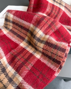 Dettaglio ravvicinato di una spessa sciarpa in cashmere con texture in lana spazzolata