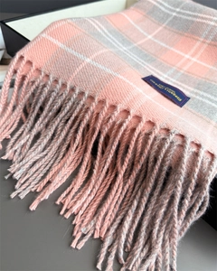 Detailaufnahme des rosa-grauen Karo-Schals mit weicher Kaschmir-Textur und langen Fransen