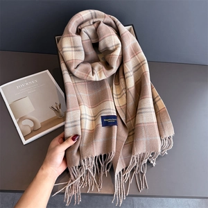 Karo-Schal mit Quasten in edler Geschenkbox, Accessoire für Herbst und Winterzeit