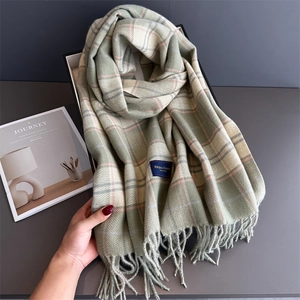 Detailaufnahme des karierten Schals mit Fransen und Elegance Classic Markenlabel