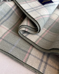 Detailaufnahme des grün-rosa karierten Schals mit Köperbindung und Fransenrand