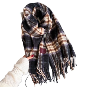 Sciarpa classica a quadri in finto cashmere con nappe in toni viola scuro e caffè