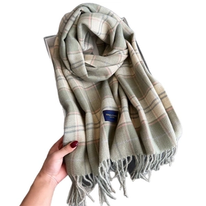 Karierter Kaschmir-Gefühl Schal in Hellgrün und Beige mit Fransen in Geschenkbox