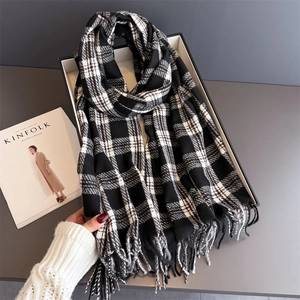 Détail montrant la texture épaisse et les franges du foulard en cachemire à carreaux