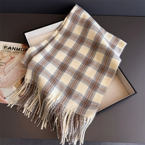 Écharpe classique à carreaux beige et marron avec franges dans une boîte cadeau
