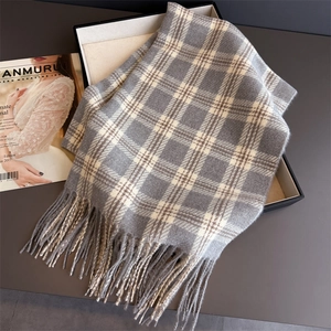 Écharpe classique à carreaux avec de longues franges dans une boîte cadeau élégante