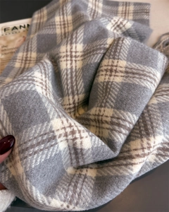 Détail d'une écharpe à carreaux douce aspect cachemire avec tissage chaud et franges