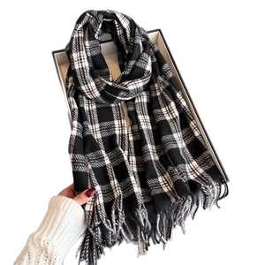Écharpe classique à carreaux noirs et blancs avec franges et coffret cadeau élégant