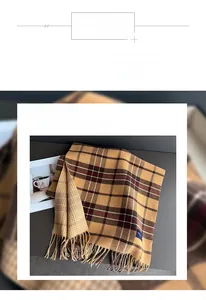 Détail de l'écharpe à carreaux jaune et marron avec des bordures à franges fines
