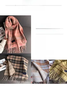 Vue détaillée d'écharpes à carreaux classiques avec franges en rose, olive et bleu gris