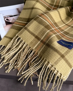 Détail des franges d'une écharpe à carreaux et étiquette tissée Elegant & Classic