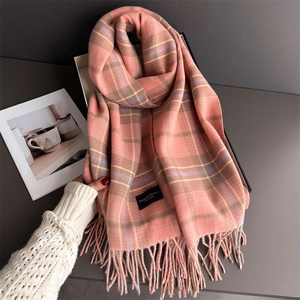Écharpe élégante à carreaux rose et beige avec franges et texture douce style cachemire