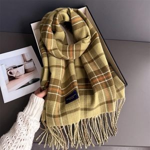 Écharpe à carreaux style britannique classique avec franges en tissu doux vert et jaune