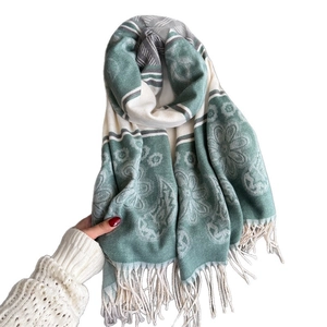 Cozy floral pattern scarf with fringes made of soft cashmere-like fabric for women
