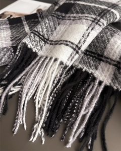 Vue macro de la texture de l'écharpe à carreaux noir et blanc avec détails de franges