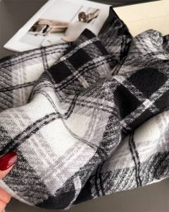 Texture détaillée d'une écharpe à carreaux noirs et blancs aux fibres douces en cachemire