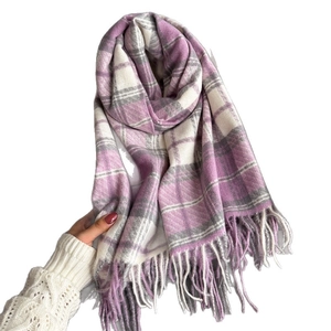 Écharpe d'hiver à carreaux classiques violet, blanc et gris avec de longues franges