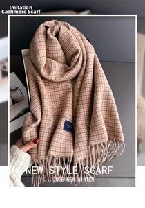 Détail de l'écharpe à motif pied-de-poule rose et marron avec finitions à franges